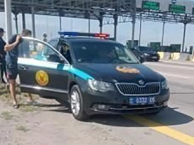 Алматы-Қонаев жолында полицейлер жүргізушілерге зәр тапсыртып жатыр