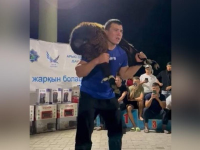 Арыстық жігіт салмағы 43 келі болатын қошқарды 1111 рет көтерді