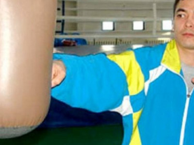 Боксшы Болат Жұмаділовтің екі бөлмелі пәтерін банк тартып алған