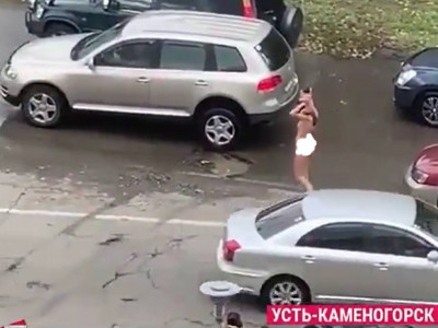 Өскеменде баласымен жалаңаш жүрген әйелді тұрғындар видеоға түсіріп алыпты