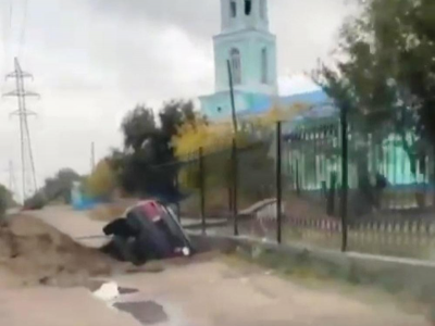 Семейде автокөлік жылу трассасының шұңқырына түсіп кетті
