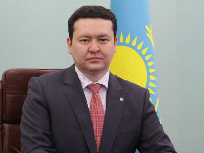 Бұрынғы вице-министрге электронды білезік тағылып, үйқамақта отыр
