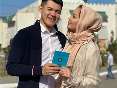 Актриса Жәния Джуринская некесін мешітте қидырды