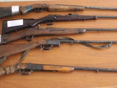 Өскемендік полицейлер қару-жарақ асынған адамдарды құрықтады