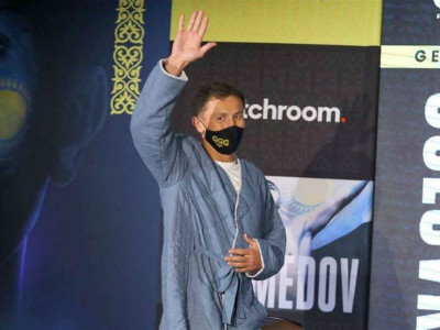Головкин салмақ өлшеу рәсіміне қазақтың шапанын киіп шықты