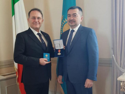 Италия Парламенті депутаттар палатасының квесторы «Достық» орденімен наградталды