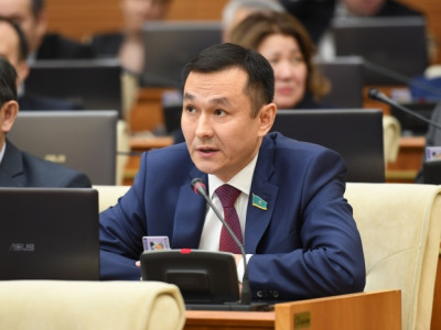 Депутат Қоңыров Президенттің алдында Маминнің жұмысын қатаң сынға алды