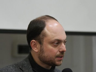 Ресейлік оппозиционер Владимир Кара-Мурза өзін аңдып жүргенін айтты. Оның артынан ФСБ көлігі жүреді