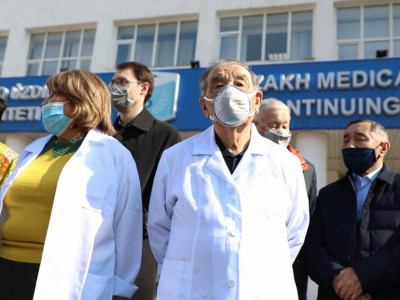 «Отандық медицинаға жасалған қиянат»: Алматыда дәрігер дайындайтын ЖОО оқытушылары наразылық білдірді