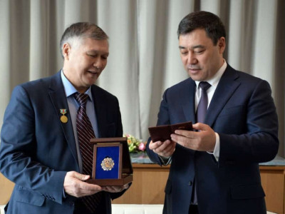 Қырғыз президенті манасшы-жыршы Баянғали Әлімжановқа орден тақты