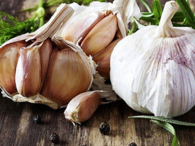 Бросьте зубчик чеснока в унитаз перед сном, а наутро удивитесь