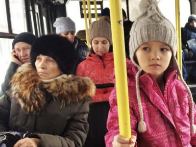 Девочка уступила бабуле место в автобусе, от ее слов упали все