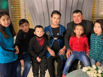 15 жасында тұрмысқа шығып, 14 бала босанған әйел егіз, үшем тумағанын айтты