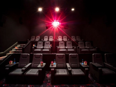 Жаңа қаулы бойынша кинотеатрлар, банкет залдары мен тамақтану орындары қайта ашылады