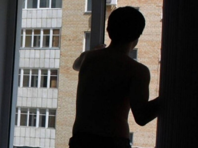 Қарағандыда әкімдік терезесінен ер адам құлап кетіп, көз жұмды