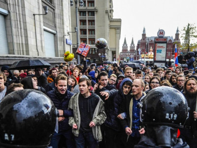 Мыңдаған адам алаңда: Ресей халқы Путинге қарсы көтерілді