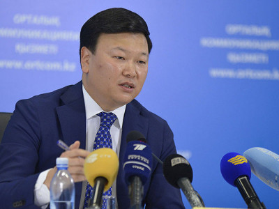 Алексей Цой тікелей эфирде QazCovid-In вакцинасын салдырады