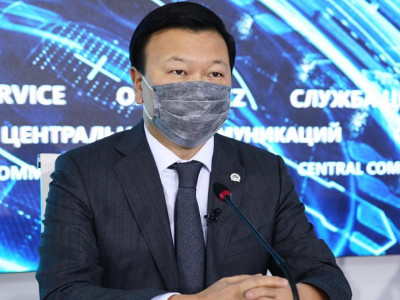 Цой тікелей эфирде QazVac вакцинасын салғызды (видео)