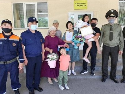 Шарын шатқалында селден аман қалған оқушы қыз бен ата-анасы марапатталды