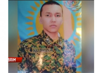 «Өзіне үш оқ ату мүмкін емес»: Оралдағы сарбаздың туыстары өзін атып тастағанына сенбейді