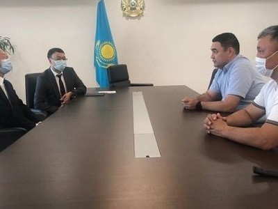 Шигео Катсу тауда қаза болғандардың отбасына көңіл айтты