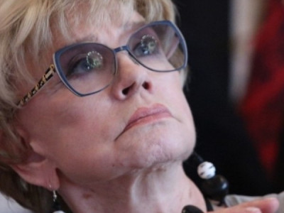 Безутешная вдова у гроба Меньшова: случившееся не забудем