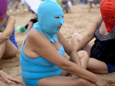 Чем опасен загар для привитых от ковида: важно знать