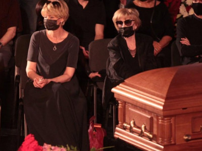 Меньшов под стеклом в гробу выглядит как сказочный принц