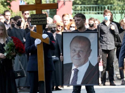 Что внук Меньшова сделал у гроба деда: народ онемел