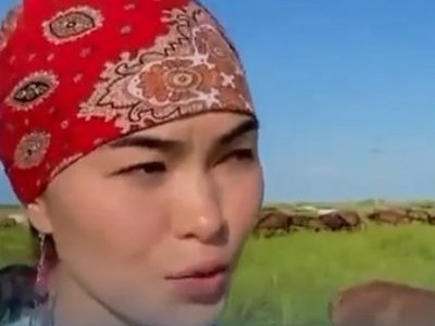 Жеті үйір жылқы бағып жүрген қыз жұртшылықты таңқалдырды (видео)