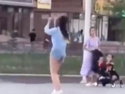 Елордада көше қиылысында би билеген қызға полиция түсіндіру жұмысын жүргізді