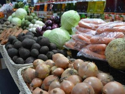 “Аштан өлуіміз қажет пе?”: Алматыда вакцинадан босатылғаны туралы анықтамасы бар әйелді базарға кіргізбей қойған