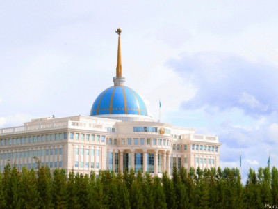 Алматыдағы атыс: Президент көз жұмған екі полицей мен сот орындаушысын марапаттады