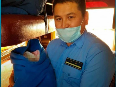 Пойыз жүріп кеткен соң толғақ басталды: Жолсеріктер жүкті әйелді босандырды