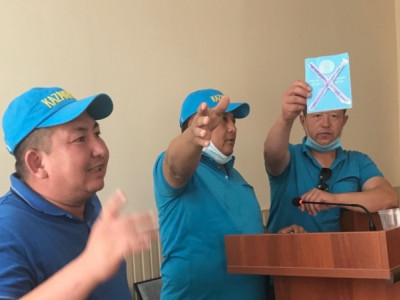 Шымкентте полицияға бағынбады деп айыпталған үш белсенді бес тәулікке қамалды