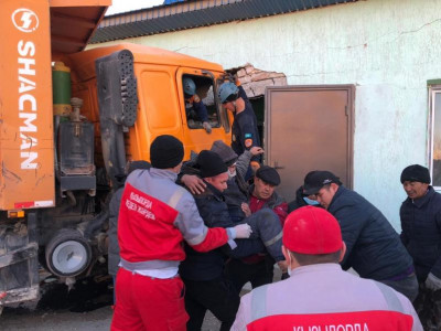 Қызылордада көлікке қысылып қалған жүргізуші құтқарылды