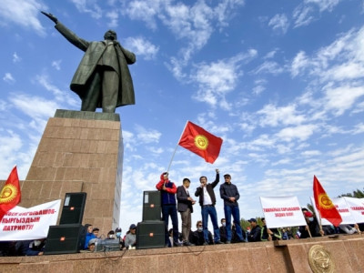Қырғыз милициясы сайлау үгіт-насихатына студенттерді мәжбүрлеп қосқандарды сотқа берді