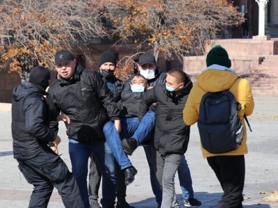 Құқық қорғаушы: Қазақстанда 500-ден астам адам пікірін айтып, демократияны талап еткені үшін қудаланып жатыр