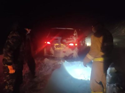 ШҚО-да қар құрсауында қалған көлік құтқарылды