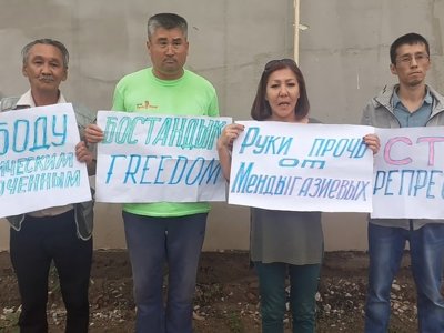 Оралда бейбіт жиынға қатысқан екі белсенді 20 тәулікке қамалды