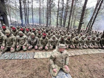 Рамзан Қадыровтың жасағы Украина орманында намаз оқып жатыр деген видео тарады