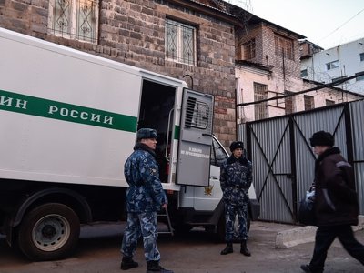 Украинаға басқыншылықты айыптаған Ресейдің мыңдаған адамы қамалды