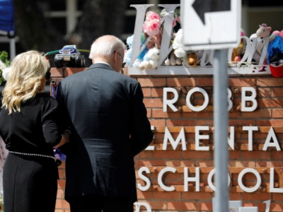 АҚШ президенті Джо Байден Техас штатындағы атыс болған мектепке әйелімен бірге барды