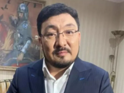 “Күйеуге шығып кетіңдер”: Тоқтар Серіков Қалаубаева бастаған әншілерге ерекше бата берді (видео)
