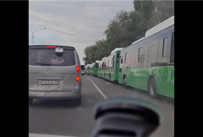 «4 сағаттан бері кезекте тұр»: Талғат Рысқұлбек Алматы әкімінен тізіліп тұрған автобустар жайын түсіндіруді сұрады (ВИДЕО)