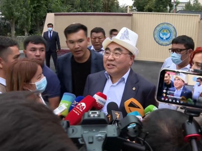 Асқар Ақаев Нұрсұлтан Назарбаев туралы: Демократияңды үйіңде жасай бер, бізде нең бар?
