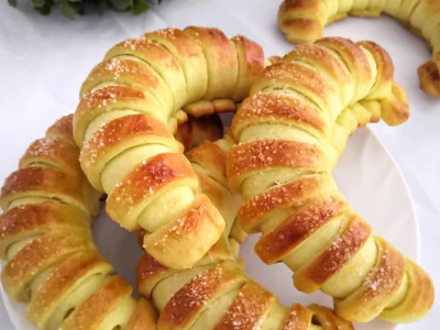 Қатпарлы қамырдан дайындалған тәтті тоқаш