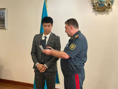 Жетінші қабаттан құлағалы тұрған баланы құтқарған жасөспірімге төсбелгі тағылды 