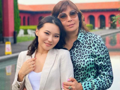 “Енемізбен ауысайықшы”: Енесімен шетелде жүрген Айсәуле Бақытбек жұртты қызықтырып қойды