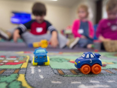 Балаларды еденге сүйреген: Оқу-ағарту министрлігі жекеменшік балабақшаларда 15 әкімшілік іс қозғалғанын мәлімдеді